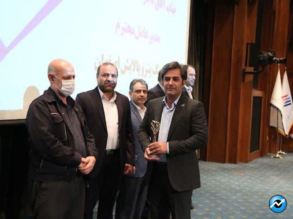 تندیس اجلاس سراسری تجلیل از رهبران اقتصاد ایران به هلدینگ پتروپالایش اصفهان اهدا شد